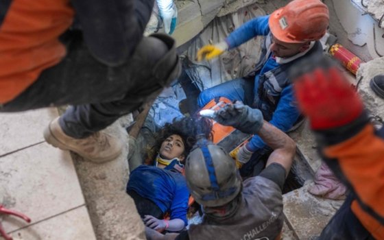 튀르키예 안타키아 지역 건물 밑에 깔려있다가 구조되고 있는 16세 소녀 멜다 아드타스. AFP=연합뉴스