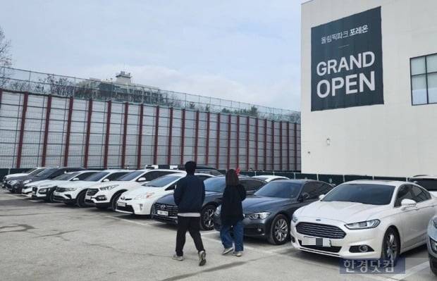 서울 강동구 '둔촌주공 재건축(올림픽파크 포레온)' 견본주택으로 예비 당첨자가 걸어가고 있다. 사진=오세성 한경닷컴 기자