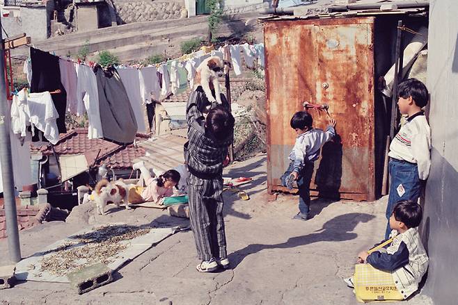 서울 달동네 1990,봉천동,c.1990,inkjet print, ⓒ최봉림, 서울대학교미술관 제공