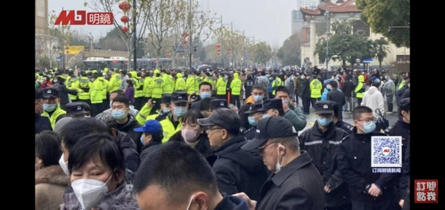 중국 후베이성 우한 정부청사 앞에 8일 은퇴자 수만 명이 모여 의료보조금 삭감에 항의하는 시위를 벌이고 있다. 유튜브 화면 캡처