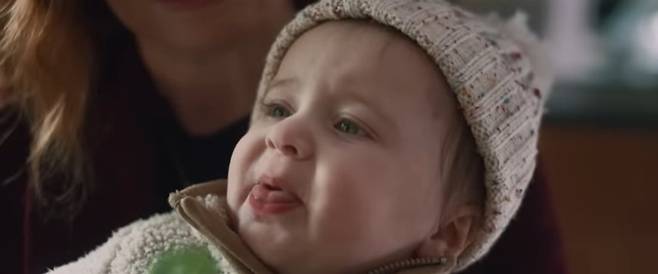 기아가 공개한 14번째 슈퍼볼 광고 ‘빙키 대드’ 중 일부. 온갖 난관을 헤치고 아빠가 가져온 ‘초록색’ 공갈 젖꼭지를 뱉어내는 아기. 아기가 좋아하는 색은 ‘파란색’ 이었다. <사진=유튜브 캡처>