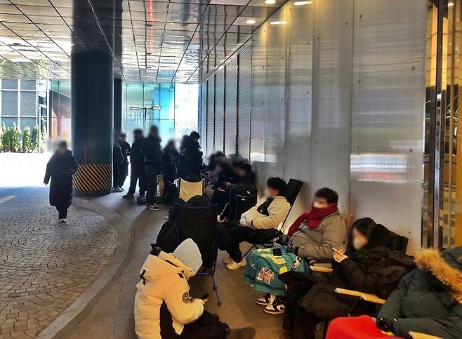 ‘김창수위스키 3호 캐스크’를 구매하려는 소비자들이 행사 하루 전인 지난 9일 오후 서울 역삼동 GS25 매장 앞에서 ‘오픈런’을 기다리고 있다. [사진 제공 = GS리테일]