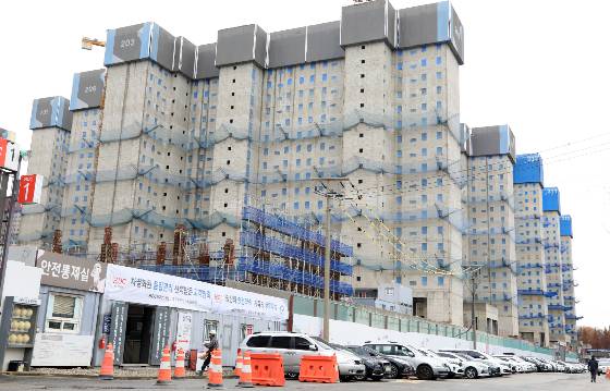 올해 시멘트와 레미콘, 골재 등 건설자재 수요가 전년 대비 증가할 것으로 예상되나, 생산 부족에 따른 수급 불균형으로 가격이 상승할 수 있다는 전망이 나왔다. 한국건설산업연구원은 10일 건설 경기 변화에 따른 주요 건설자재 수요 변화 연구'를 발표하고, 추후 집값 상승 등의 문제가 발생하지 않도록 자재 수급을 위한 별도의 대책을 마련해야 한다고 밝혔다./사진=뉴스1