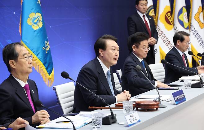 윤석열 대통령이 10일 전북 전주시 전북도청에서 열린 제3회 중앙지방협력회의에서 발언하고 있다. [연합]