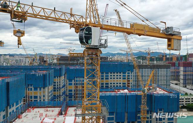 [서울=뉴시스] 백동현 기자 = 서울 강동구 둔촌주공아파트 모습. 2022.06.07. livertrent@newsis.com