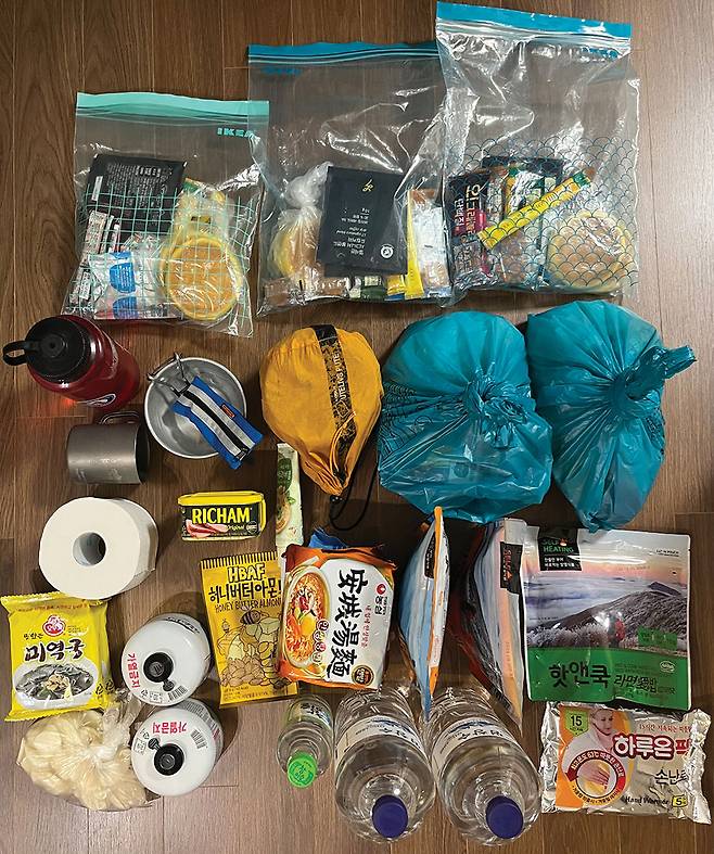 윤성중 기자가 준비한 2박3일치 식량.