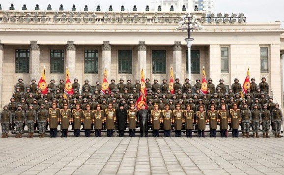 김정은 북한 국무위원장(앞줄 가운데)이 9일 전날 열린 건군절 기념 열병식에 참여했던 군 장병들과 기념촬영을 하는 모습. 평양=노동신문·뉴스1