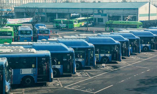 지난 8일 서울의 한 버스 공영차고지에 버스들이 정차해 있다. 연합뉴스