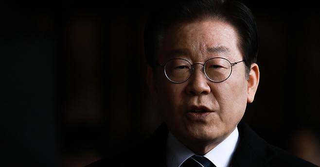 이재명 더불어민주당 대표가 10일 서울 서초구 서울중앙지방검찰청에 도착해 위례 신도시·대장동 개발사업 의혹과 관련해 소환 조사를 받기 위해 검찰 청사로 들어가며 입장 표명을 하고 있다. 연합뉴스