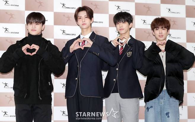 그룹 에잇턴 경민, 해민이 10일 오전 서울 송파구 장지동 한림연예예술고등학고에서 진행된 제12회 졸업식에 참석해 포즈를 취하고 있다. 2023.02.10 /사진=김창현 기자 chmt@