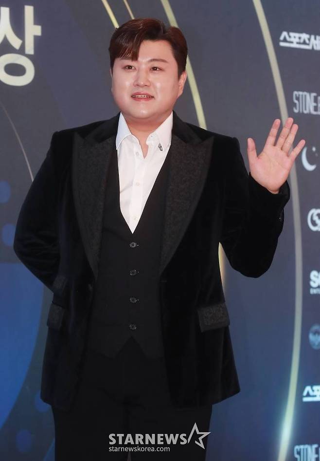 가수 김호중이 19일 오후 서울 올림픽공원 KSPO DOME에서 진행된 제32회 서울가요대상 레드카펫 행사에 참석해 포즈를 취하고 있다. /2023.01.19 /사진=이동훈 기자 photoguy@