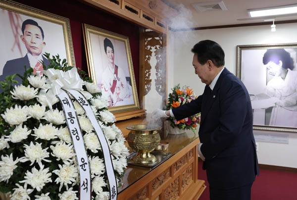 윤석열 대통령이 지난 2월 1일 경북 구미시 박정희 전 대통령의 생가를 방문, 추모관에서 헌화와 분향을 하고 있다. / 대통령실 제공