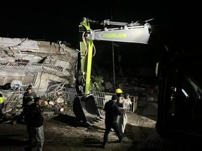 사진: 지진으로 폐허가 된 튀르키예 하타이 지역에서 구조 작업에 참여한 Zoomlion 구조팀 (PRNewsfoto/Xinhua Silk Road)