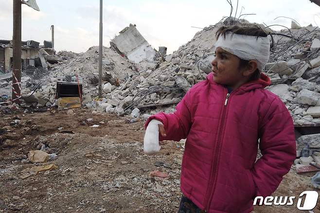 10일 시리아 북서부 알레포 지역에서 구조된 여섯살 소년 무사 흐마이디. ⓒ AFP=뉴스1