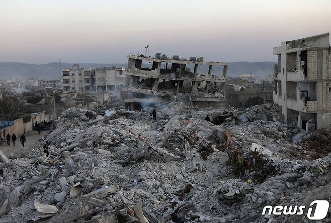 9일 (현지시간) 규모 7.8의 강진이 강타한 시리아 잔다리스에 붕괴된 건물이 돌 무더기로 변한 모습이 보이고 있다. ⓒ 로이터=뉴스1 ⓒ News1 우동명 기자
