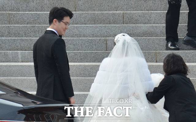 정몽규 HDC그룹 회장의 장남 정준선(왼쪽) KAIST 교수가 11일 오후 1시 신부 김 모 씨와 함께 서울 중구 정동제일교회에 들어서고 있다. /장병문 기자