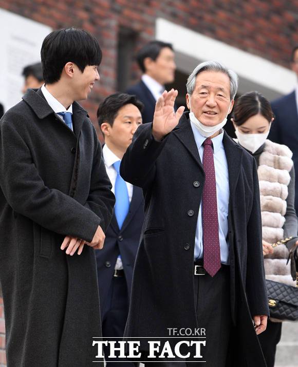 정몽준 아산재단 이사장이 11일 오후 서울 중구 정동제일교회에서 열린 정몽규 HDC그룹 회장의 장남 정준선 한국과학기술원(KAIST) 교수의 결혼식에 참석한 뒤 취재진을 향해 손을 흔들고 있다. /이새롬 기자
