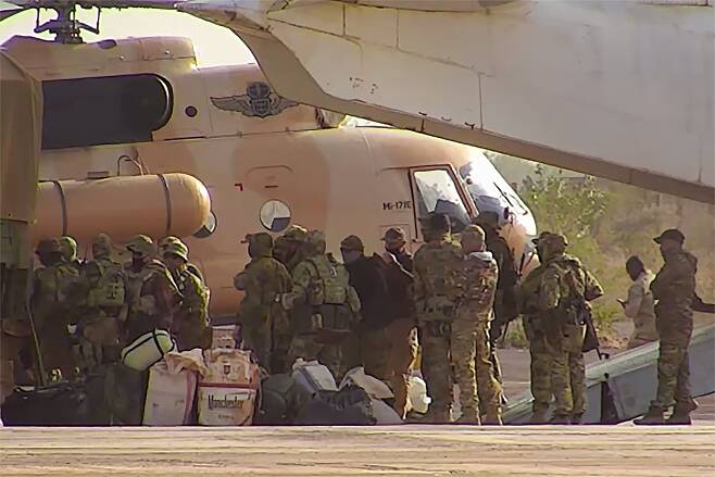 헬리콥터에 탑승하는 러시아 용병들의 모습./AP연합뉴스