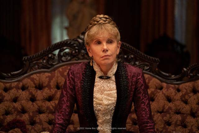 '길디드 에이지'의 주요 인물인 애그니스는 전통적인 상류층으로 신흥 부호들을 경멸한다. 웨이브 제공