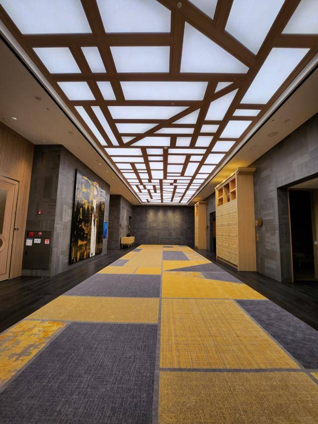 JW메리어트 제주는 곳곳에 독특한 체크 문양의 장식을 활용했다. 제주도에서 사용한 전통 보자기 문양에 유채꽃을 상징하는 노란색을 입힌 형태다. 송주용 기자