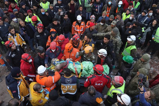 10일 터키 카라만마라슈에서 56세 남성이 구조되고 있다. EPA=연합뉴스