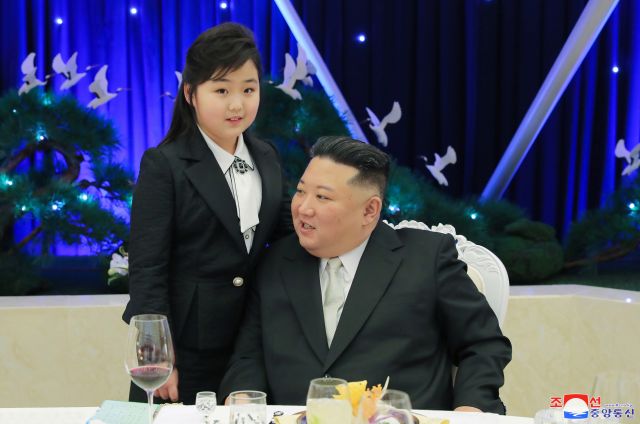 북한 김정은 국무위원장이 딸 김주애와 함께 건군절(2월 8일) 75주년 기념연회에 참석했다고 조선중앙통신이 8일 보도했다.연합뉴스