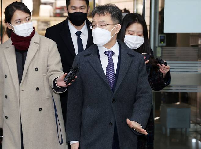 ▲화천대유자산관리 대주주 김만배씨가 지난해 12월5일 오전 서초구 서울중앙지방법원에서 열린 대장동 개발 사업 로비·특혜 의혹 관련 1심 속행 공판에 출석하고 있다. ⓒ연합뉴스