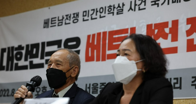 한국군의 민간인 학살 피해 목격자인 응우옌득쩌이 씨(오른쪽)이 지난해 8월 서울 서초구 민주사회를위한변호사모임 대회의실에서 베트남전 민간인학살 국가배상 소송 법정 진술 기자회견을 하고 있다. <연합뉴스>
