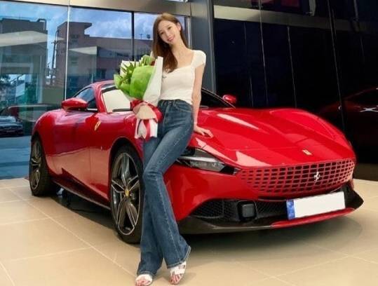 연합뉴스TV는 9일 '탈세 의혹' 인기 웹툰작가를 보도하면서 얼굴 부분을 가린 위 사진을 사용했다. 해당 사진은 야옹이 작가가 2021년 “3억2000만원이 훌쩍 넘는 페라리 로마 차량을 2년 기다림 끝에 구입했다”며 올렸던 인증샷이다. 페라리 로마의 가격은 차량 색상, 휠, 시트 디자인 등 옵션을 선택할 경우 4억원을 넘는 것으로 알려졌다. [야옹이 인스타그램]