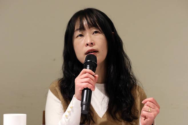 [서울=뉴시스] 박진희 기자 = 소설가 최진영이 27일 서울 중구 달개비에서 2023년 제46회 이상문학상 대상 수상 소감을 발표하고 있다.  2023.01.27. pak7130@newsis.com