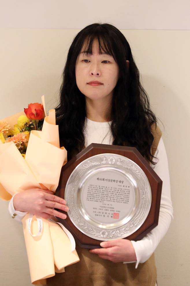 [서울=뉴시스] 박진희 기자 = 소설가 최진영이 27일 서울 중구 달개비에서 2023년 제46회 이상문학상 대상을 수상하고 있다. 이상문학상 심사위원회는 본선에 오른 16편 작품집에서 최진영 작가의 단편소설 '홈 스위트 홈'을 대상작으로 선정했다. 2023.01.27. pak7130@newsis.com