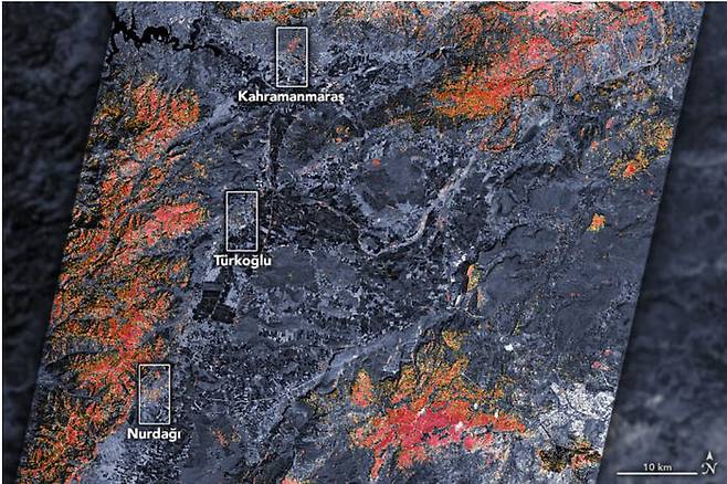튀르키예 지진 피해 상황 위성 지도. 빨간색일수록 피해가 심각한 곳이다. (사진=NASA 지구관측소 제공, 연합뉴스)
