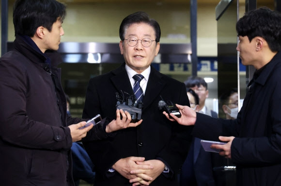 이재명 더불어민주당 대표가 10일 서초구 서울중앙지검에서 위례·대장동 개발 비리 의혹과 관련해 조사를 받고 청사를 나서며 기자들의 질문에 답하고 있다. 2023.2.10 연합뉴스