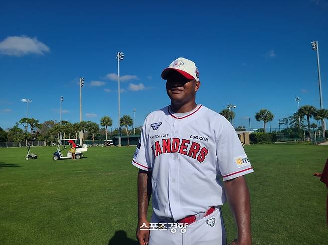 SSG 애니 로메로가 10일(현지시간) 미국 플로리다주 베로비치의 재키로빈슨 트레이닝컴플렉스에서 취재진과 인터뷰하고 있다. 노도현 기자