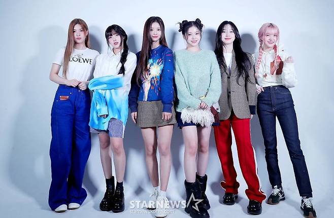 걸그룹 엔믹스(NMIXX)가 서울 종로구 스타뉴스 사옥에서 진행된 '2022 아시아 아티스트 어워즈 인 재팬'(2022 Asia Artist Awards In Japen, 이하 2022 AAA) 수상 인터뷰에 앞서 포즈를 취하고 있다. /사진=김창현 기자 chmt@