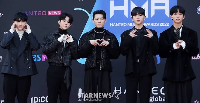 그룹 TNX가 11일 오후 서울 송파구 잠실종합운동장 실내체육관에서 진행된 '30주년 한터뮤직어워즈 2022' 레드카펫 행사에 참석해 포즈를 취하고 있다. 2023.02.11 /사진=김창현 기자 chmt@