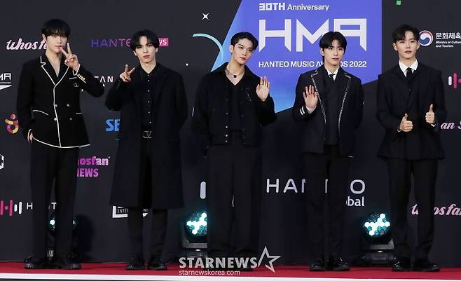 그룹 CIX가 11일 오후 서울 송파구 잠실종합운동장 실내체육관에서 진행된 '30주년 한터뮤직어워즈 2022' 레드카펫 행사에 참석해 포즈를 취하고 있다. 2023.02.11 /사진=김창현 기자 chmt@