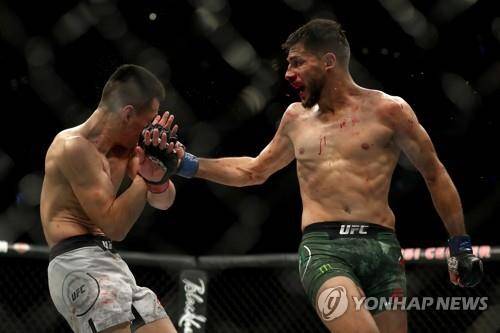 2018년 정찬성(왼쪽)과 야이르 로드리게스의 경기  [AFP=연합뉴스]