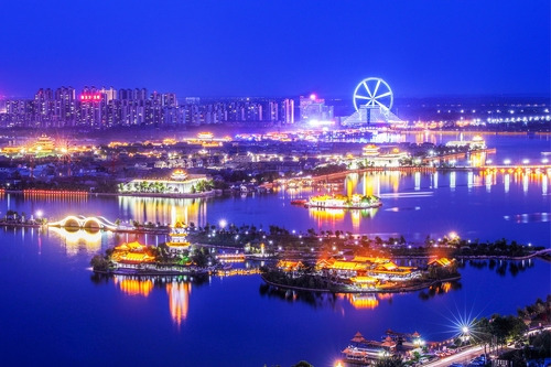 Liaocheng Dongchang Lake at night