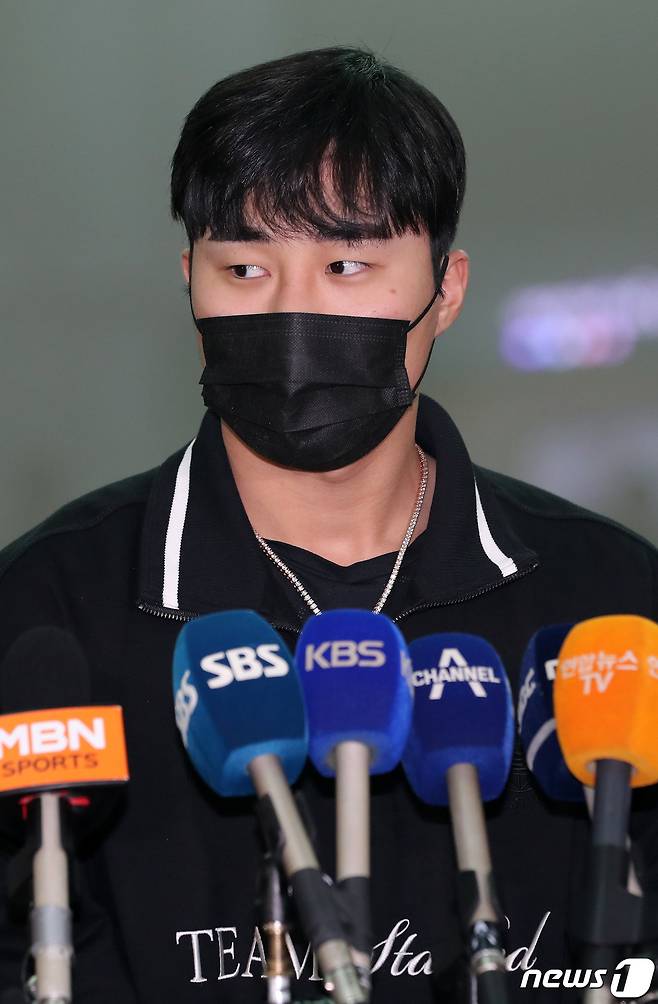 미국 메이저리그(MLB) 샌디에이고 파드리스 김하성이 27일 인천국제공항 제2여객터미널을 통해 미국으로 출국에 앞서 취재진과 인터뷰를 하고 있다. 2023.1.27/뉴스1 ⓒ News1 이동해 기자