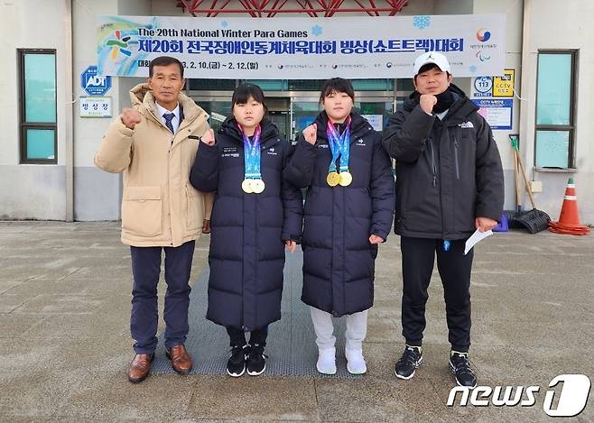 제20회 장애인 동계체육대회에서 나란히 2관왕을 달성한 박하은(왼쪽에서 2번째), 박가은(왼쪽에서 3번째) 자매. (대한장애인체육회 제공)