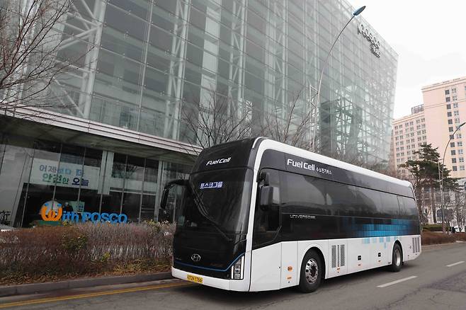 포스코건설이 도입한 고상형 수소전기 통근버스/포스코건설 제공