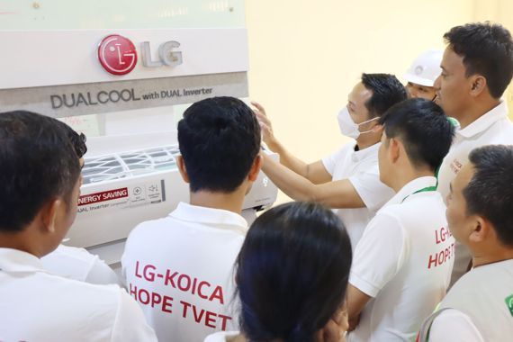 캄보디아 수도 프놈펜 센속에 위치한 LG-KOICA 희망직업훈련학교 교사들이 '가전 서비스 기술 특강'에 참여한 LG전자 서비스 엔지니어로부터 에어컨 제품 수리 방법을 듣고 있다. LG전자 제공