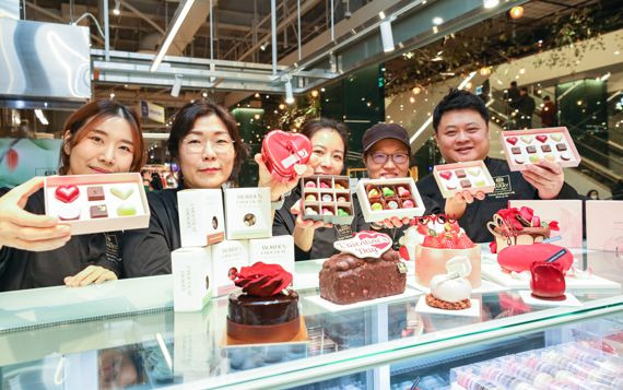 12일 서울시 영등포구에 위치한 더현대 서울 지하 1층 '카카오 콜렉티브 랩' 팝업 매장에서 셰프들이 제품을 소개하고 있다. 현대백화점 제공.