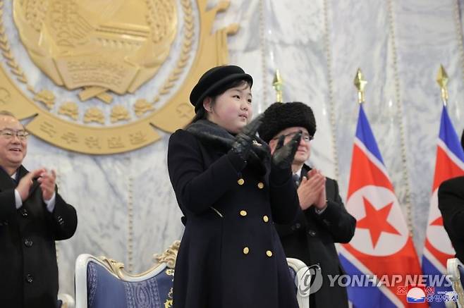 '건군절 75주년' 열병식 참석한 김정은 딸 김주애 (평양 조선중앙통신=연합뉴스) 북한이 건군절(인민군 창건일) 75주년인 지난 8일 평양 김일성광장에서 열병식을 개최했다고 조선중앙통신이 9일 보도했다. 2023.2.9 [국내에서만 사용가능. 재배포 금지. For Use Only in the Republic of Korea. No Redistribution] nkphoto@yna.co.kr (끝)