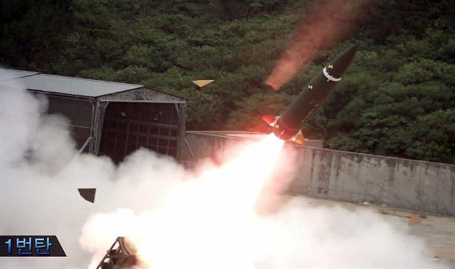 국방과학연구소가 2017년 북한 핵미사일 진지 갱도 파괴용 ‘신형 탄도미사일’이라며 공개한 전술지대지유도탄 KTSSM. 국방과학연구소 제공