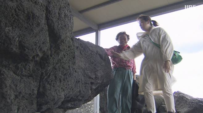 지난해 9월 태풍 힌남노가 제주에 내습했을 당시 강풍에 굴러온 바위가 서귀포시 대정읍 영락어촌계 해녀탈의장 입구를 막았습니다.