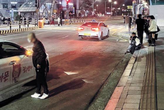지난해 12월 경기도 모처에서 취객이 택시 기사와 언쟁을 벌이고 있다. 중앙포토