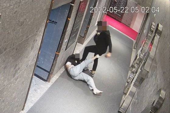 지난해 5월 22일 오전 5시쯤 부산 서면에서 30대 남성 A씨가 쓰러진 피해자를 향해 재차 발길질을 하고 있다. 사진 남언호 변호사