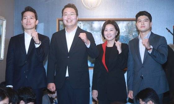 이준석 전 국민의힘 대표와 가까운 국민의힘 전당대회 출마자들이 12일 여의도 인근 식당에서 오찬간담회를 열고 있다. 왼쪽부터 이기인 청년 최고위원 후보, 천하람 당대표 후보, 허은아 최고위원 후보, 김용태 최고위원 후보. 장진영 기자
